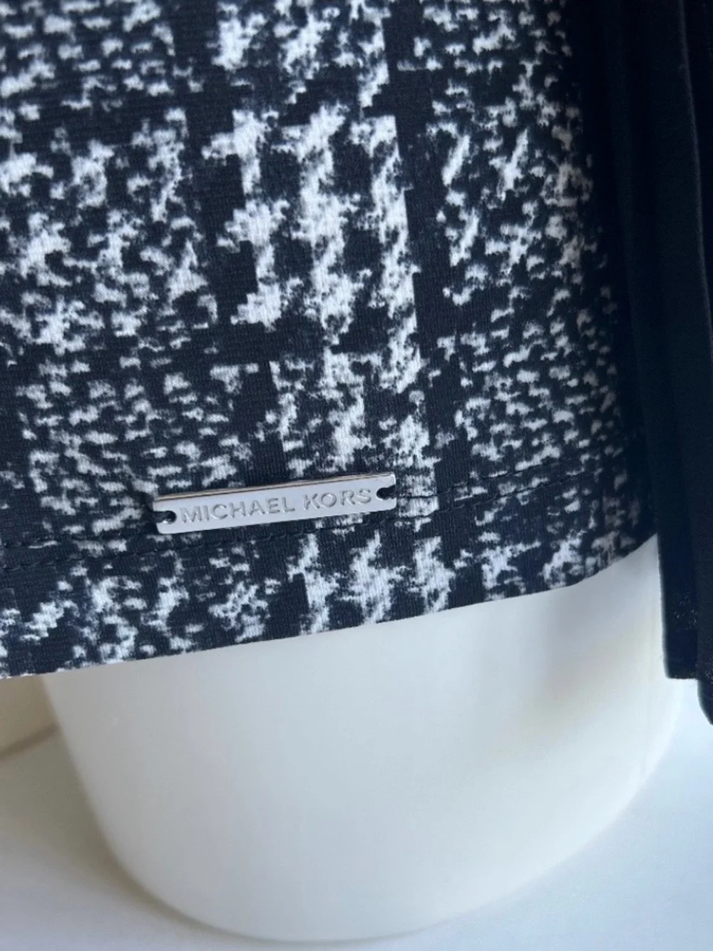 New Michael Kors Black White Rayon Long Sleeve Top size M.